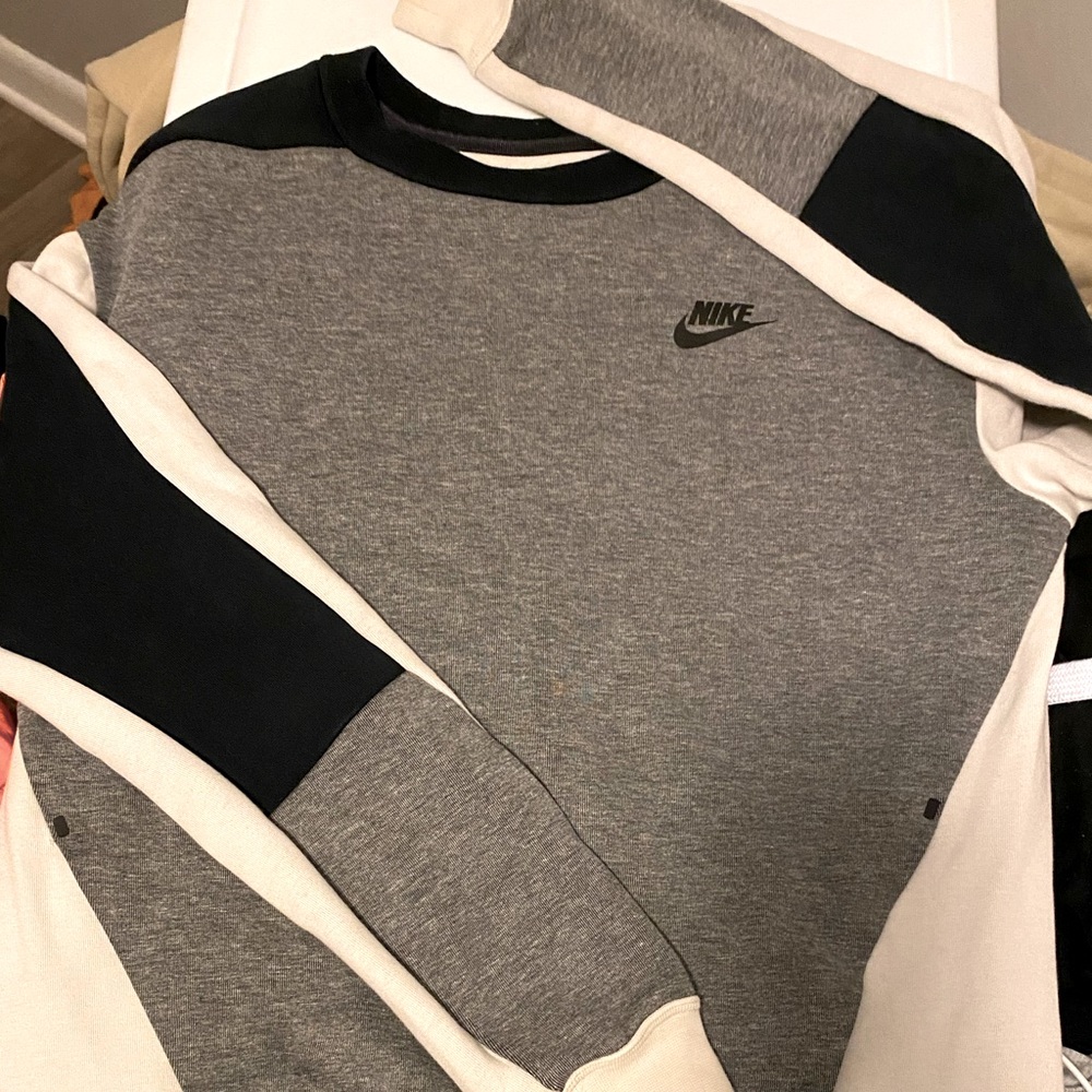 WOMENS NIKE CREWNECK . Size Small. GREAT CONDITION!